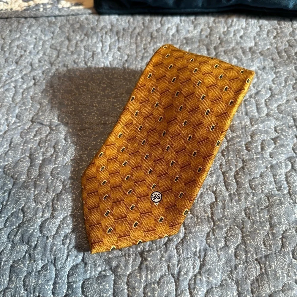 Vintage Versace Tie Gianni Gold 58” x 4”